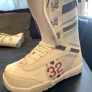 Brand New woman’s size 9 32 snowboard boots